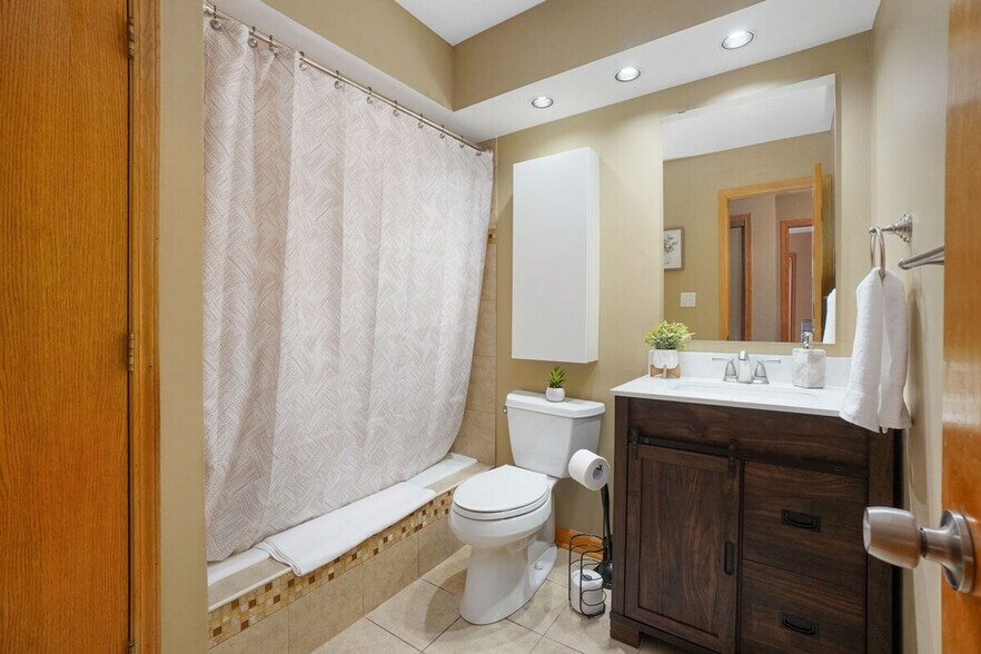 Building Photo - 255 Banbury Ave