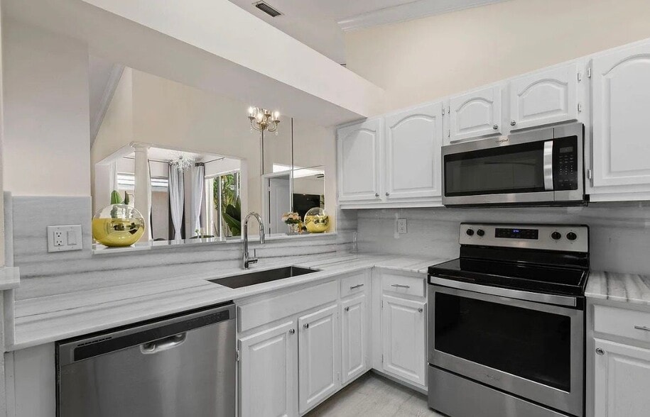 Building Photo - 9293 Heathridge Dr