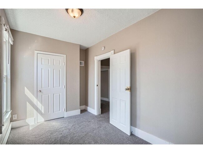 Building Photo - 707 Jenks Ave E