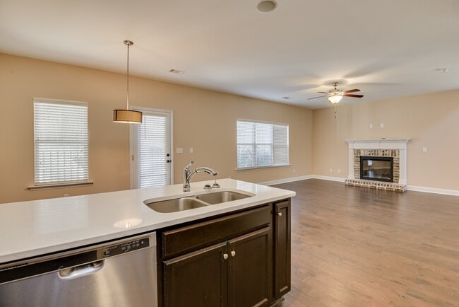 Building Photo - 926 Linsmore Ave