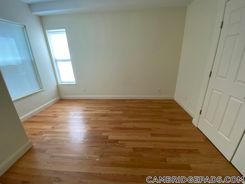 Building Photo - 379 Harvard St