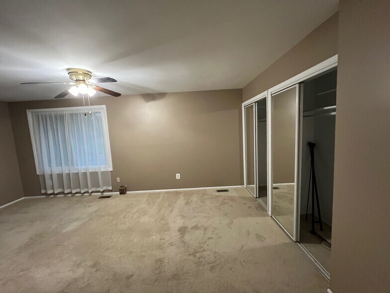 Building Photo - 220 Sugarland Run Dr