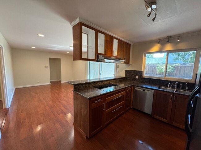 Building Photo - Charming 3 Bedroom / 2 Bathroom Home