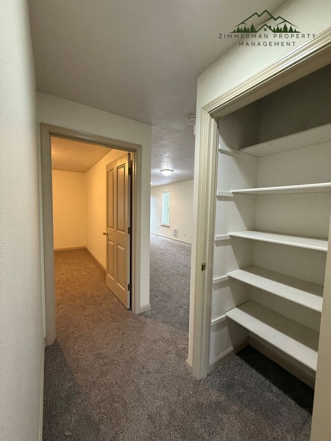 Building Photo - Updated 2 Bedroom, 2 bath Duplex in Springfield