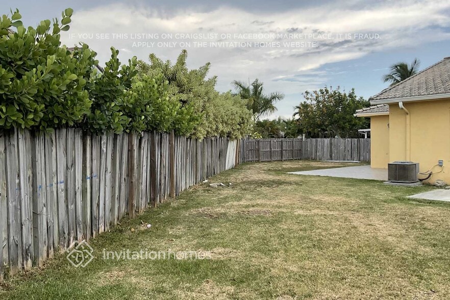 Building Photo - 16960 SW 141st Ave