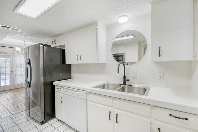 Building Photo - 6601 Skycrest Dr