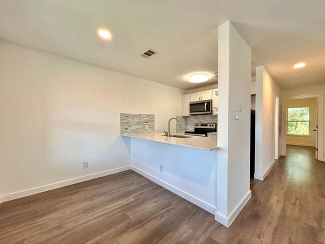 Building Photo - Stylish Top-Floor North Austin Condo Near 2222 & Minutes to Downtown