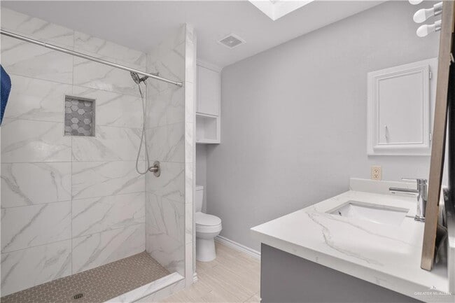 Building Photo - 21 E Moore Rd