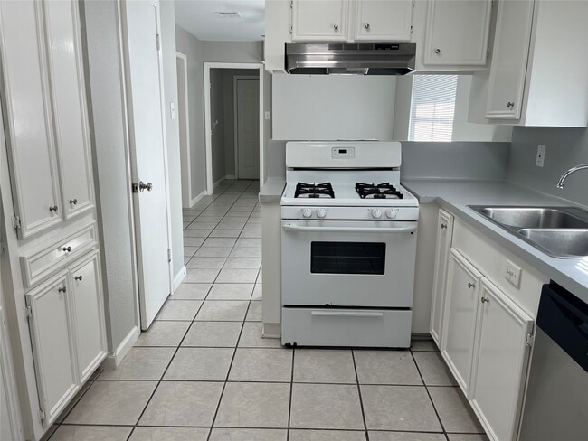 Building Photo - 2402 Fawnwood Ln