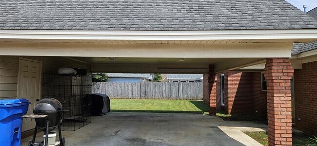 Building Photo - 738 Summer Ln