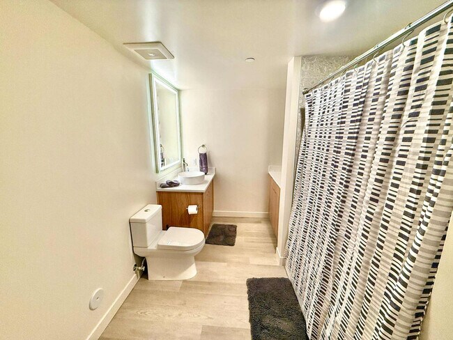 Building Photo - 360 W 200 S