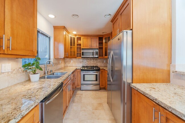 Building Photo - Cozy Condo in Manhattan Beach!