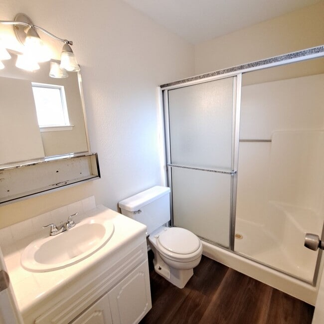 Building Photo - Quaint 3 bedroom close to town!