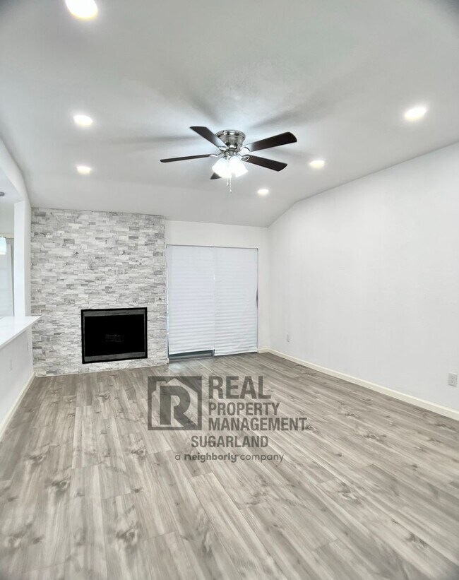 Building Photo - Gorgeous One Story Home in Sugar Land, TX