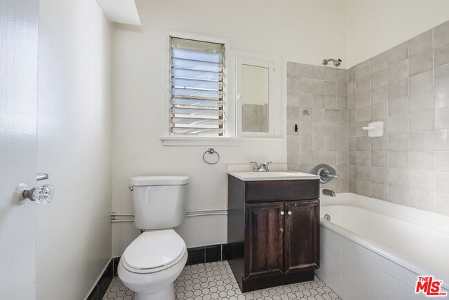 Building Photo - 805 N Poinsettia Pl