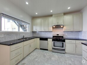 Building Photo - Remodeled 3 Bedroom in Nob Hill!!