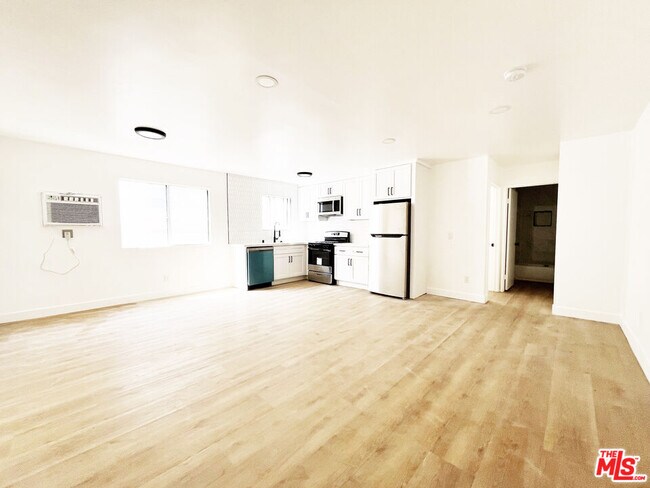 Building Photo - 5440 Carlton Way