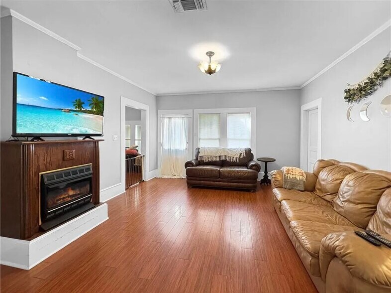 Building Photo - 521 10th Ave