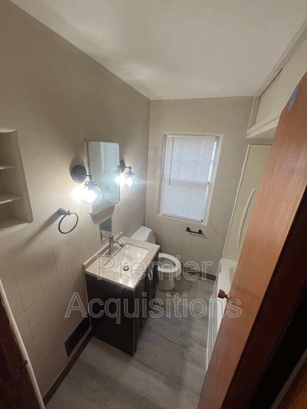 Building Photo - 126 E 3rd St