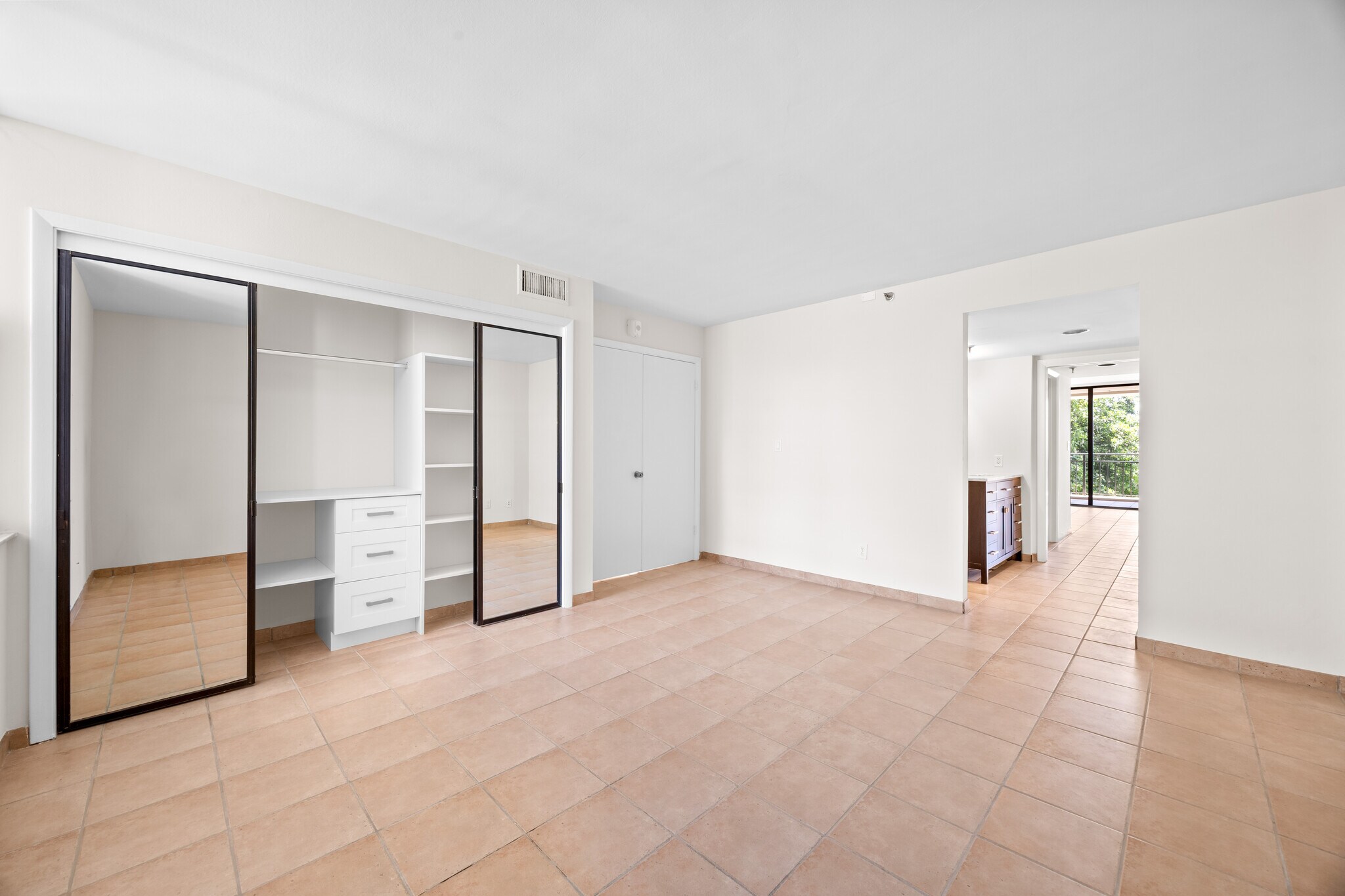 Building Photo - 1632 S Bayshore Ct