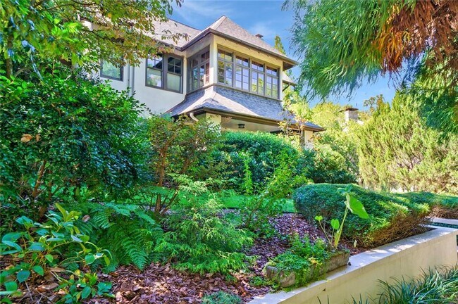 Building Photo - 868 Rosedale Rd NE