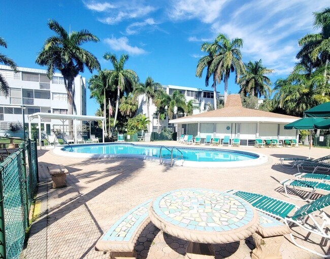 Building Photo - 1333 E Hallandale Beach Blvd