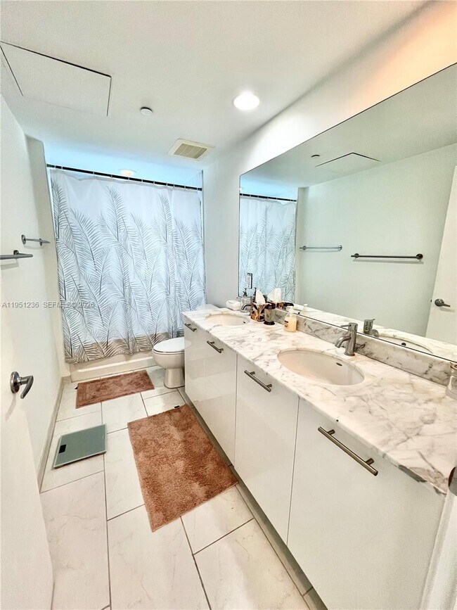 Building Photo - 950 Brickell Bay Dr