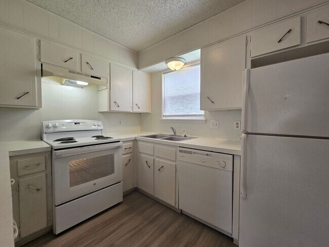Building Photo - NEW VINYL FLOORING - AVAILABLE NOW!