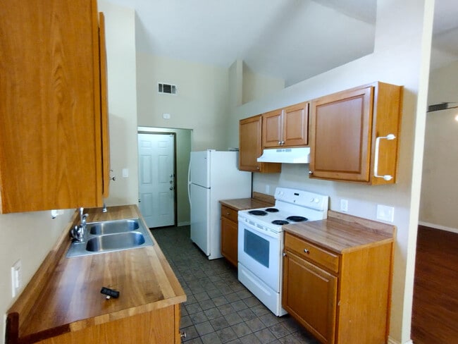 Building Photo - 3608 Saratoga Ave