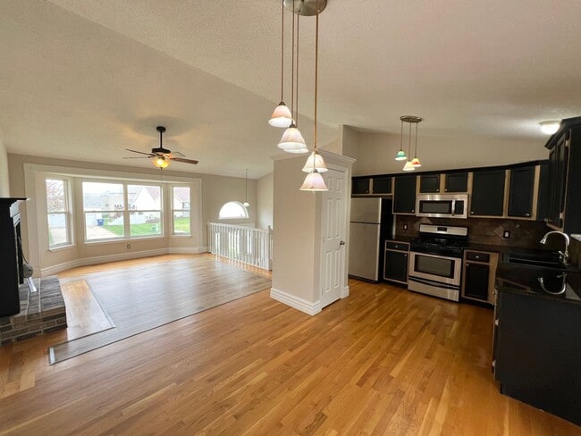 Building Photo - 3 Bedroom 2 Bath Home In the Francis Howel...