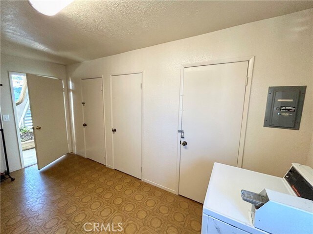 Building Photo - 402 S Ola Vista