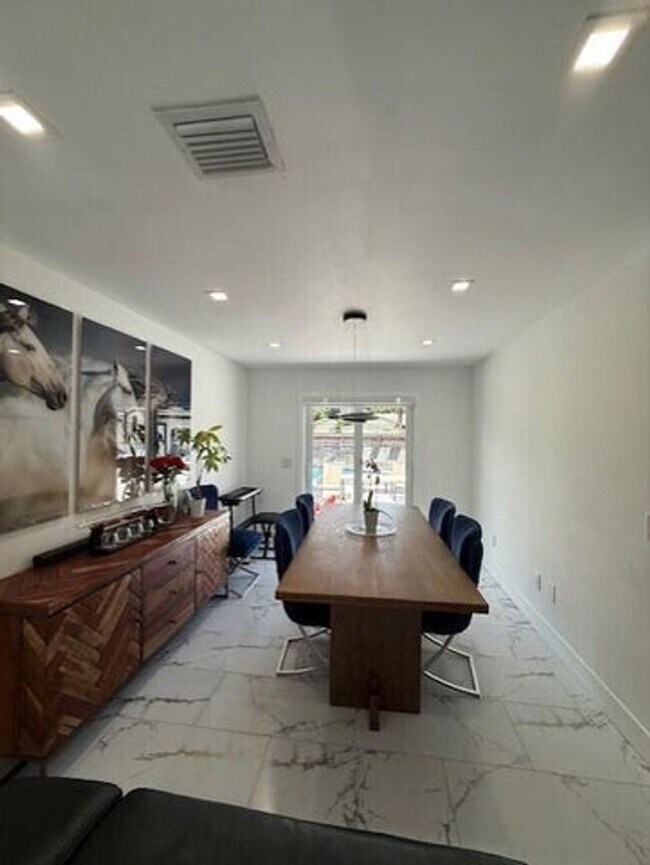 Building Photo - 4907 N Palm Way