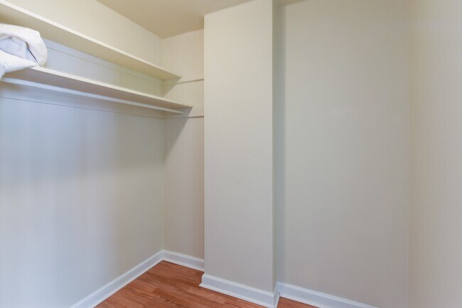 Building Photo - Spacious & Bright Studio at River Place North