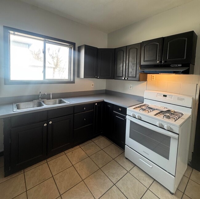 Building Photo - 321 Albert Ave