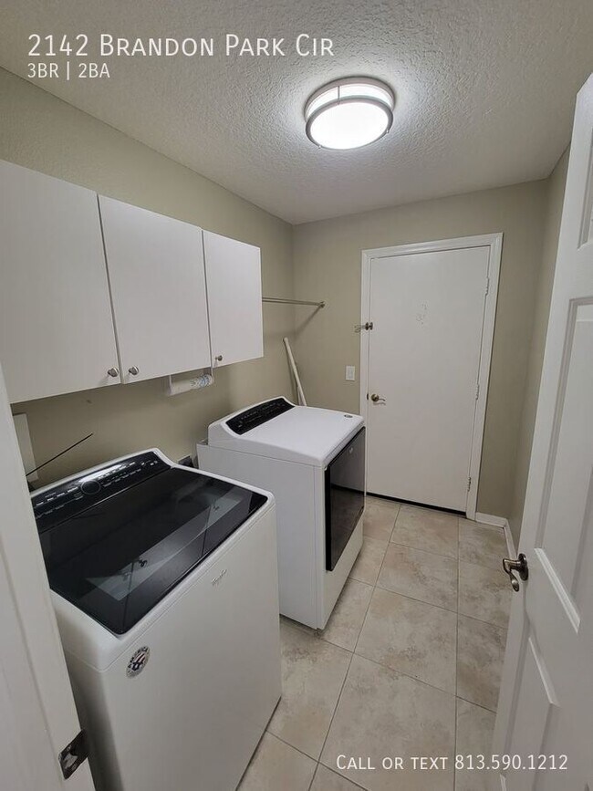 Building Photo - 2142 Brandon Park Cir