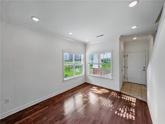 Building Photo - 904 Dixson St