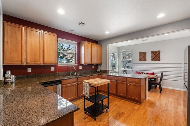 Building Photo - Furnished & Fully Equipped Low Maintenance Town Home (Somersett - Utilities Included)