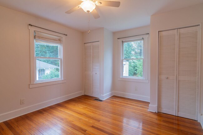 Building Photo - FOR RENT in LAKE BOTTOM! Available June 8th