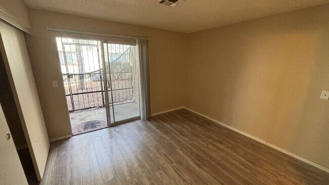 Building Photo - First Floor 2-bed, 2-bath, no carpet here!