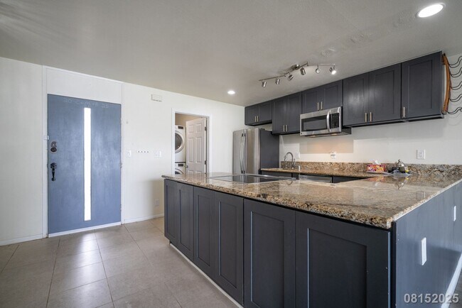 Building Photo - 3 Bed 3 Bath in Laulea Townhomes