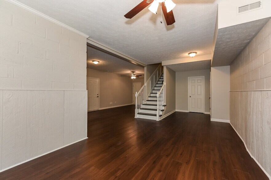 Building Photo - 278 Iris Dr