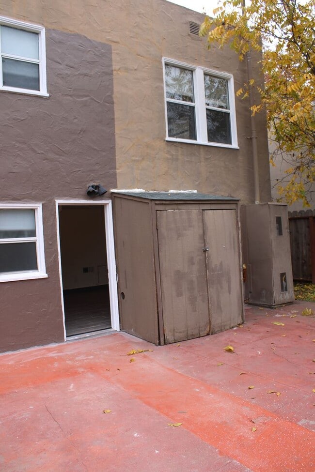 Building Photo - 3 Bedroom, 2 Bath in Single Family Home with BONUS Room Close to Downtown Pittsburg/BART