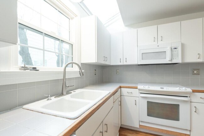 Building Photo - 3120 Grove Ave