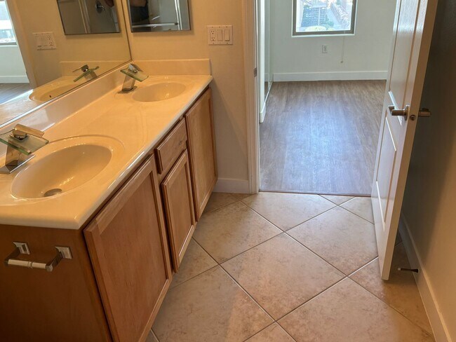 Building Photo - 2 bedroom 2 bathroom Condo