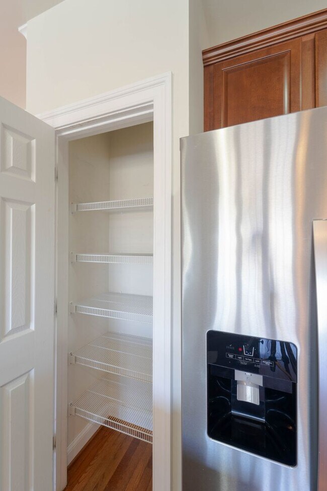 Building Photo - Gorgeous 3 Level Townhome