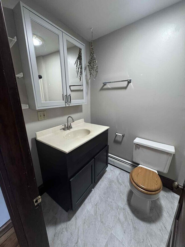 Building Photo - 2 Main St