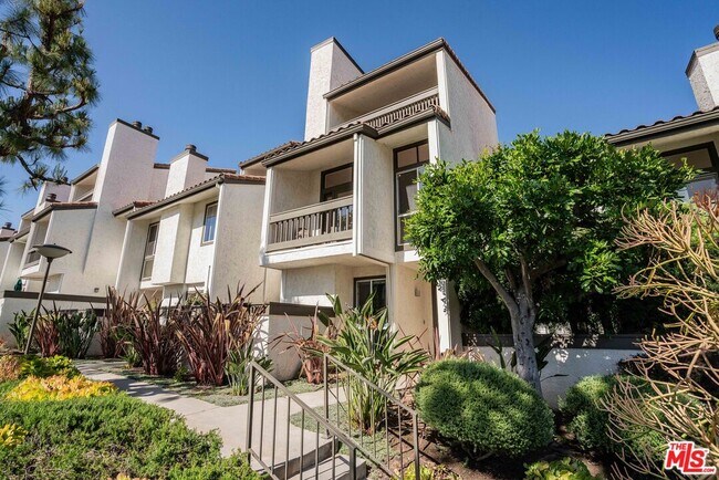 Building Photo - 17083 Palisades Cir