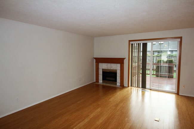 Building Photo - 3bd/2ba With Beautiful Private Fully Fence...