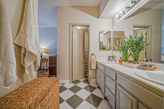 Building Photo - 1059 Esparanza Way