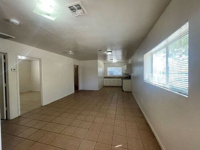 Building Photo - 2508 E Mobile Ln